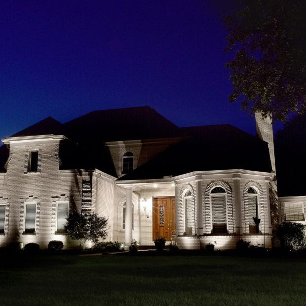 Venkovní osvětlení budovy pomocí LED reflektorů